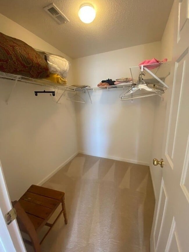 Building Photo - Introducing a charming 3-bedroom, 2-bathro...