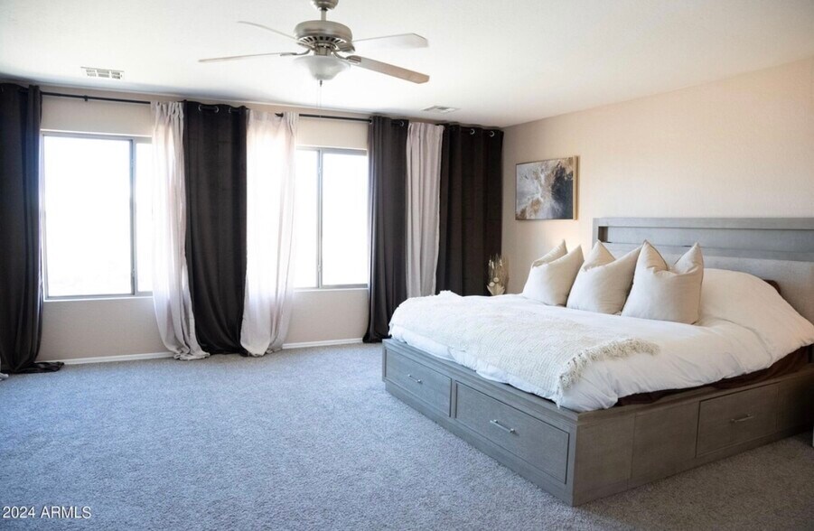 Huge master bedroom - 66 E Saddle Way