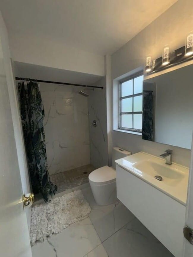 Building Photo - 3056 Riverside Dr