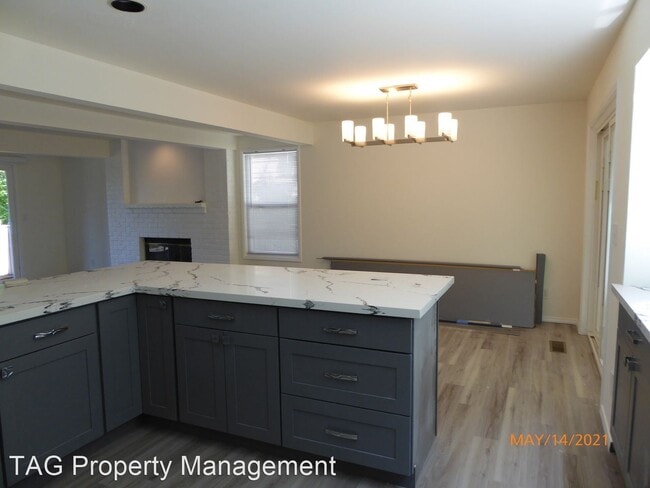 Building Photo - 4 br, 2.5 bath House - 5590 Highland Dr