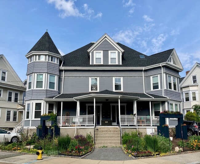 Building Photo - 342 Crescent St