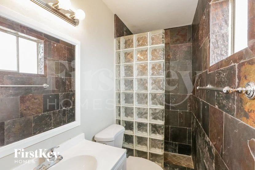 Building Photo - 1007 W 10th St