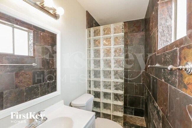 Building Photo - 1007 W 10th St