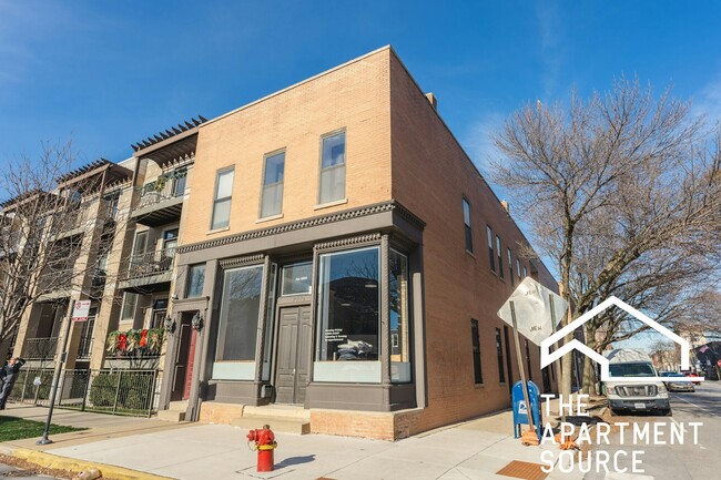 Building Photo - 648 N Damen Ave