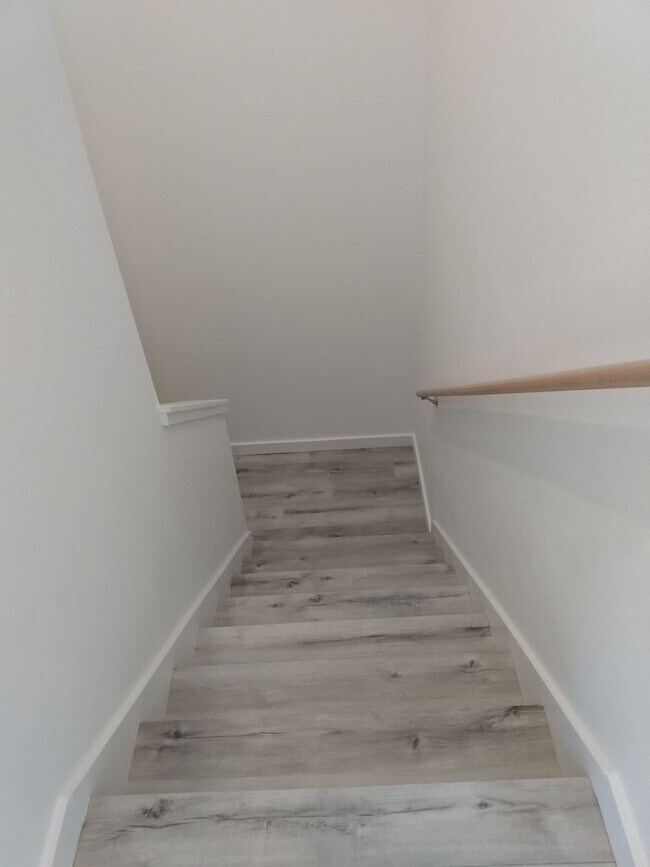 Building Photo - 3 BD/2 BA -Two-Level Townhome, 1bdrm lower...