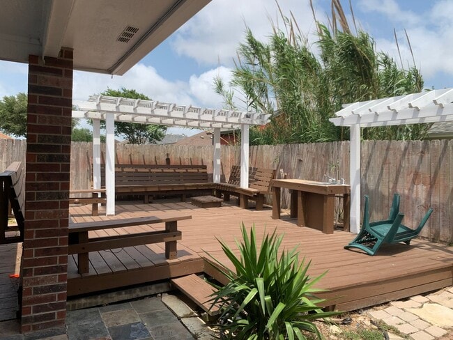 Building Photo - 3821 Brockhampton - 4/Bed 2/Bath - $2295/m...