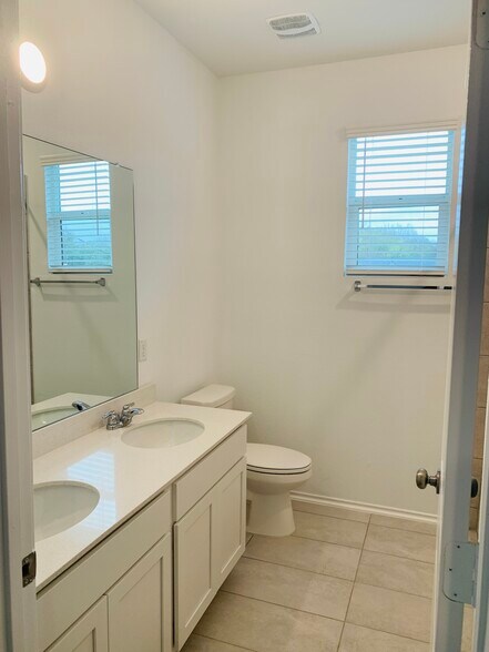 Building Photo - 1100 Winnie Dr