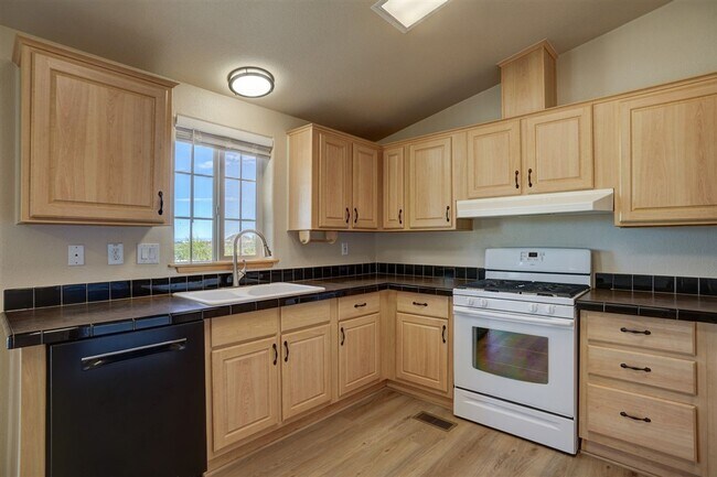 Building Photo - 3 Bedroom, 2 Bath Home with Views of Willo...