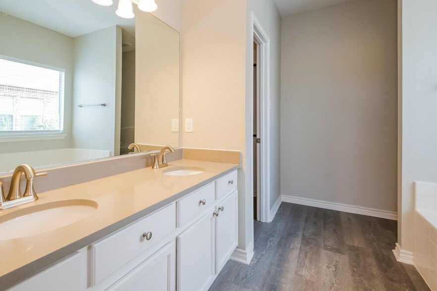 Building Photo - 1106 Longhorn Ln