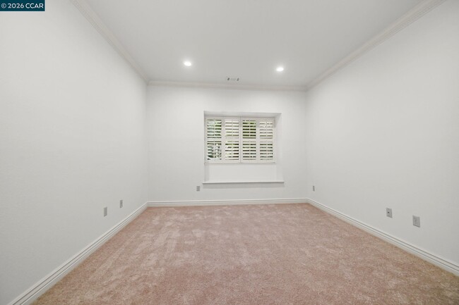 Building Photo - 5022 Lakeview Dr
