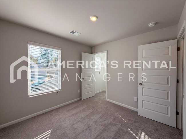 Building Photo - Spacious Two Story Home with Loft!