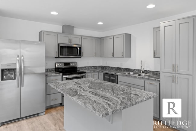 Building Photo - New 3 Bed/2.5 Bath Townhome in Medford