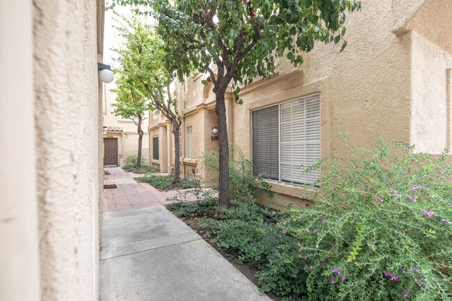 Building Photo - Townhome in Lake Forest