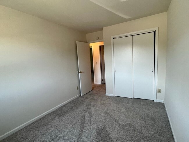 Building Photo - Spacious 3BR Townhome - LOTS OF ROOM!!! - ...