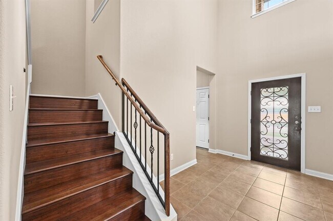 Building Photo - 808 Middle Creek Dr
