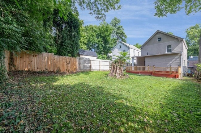 Building Photo - E. WALNUT HILLS - Cute 2 bed in upper of 2 family