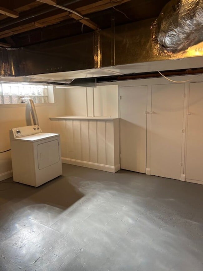 Building Photo - 3 Bedroom Home with Basement and yard