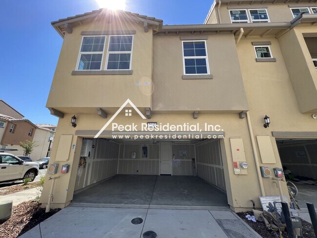 Building Photo - Newer 3bd/2.5ba North Natomas Townhouse with 2 Car Garage!