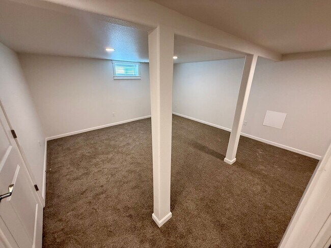 Building Photo - Spacious 4-Bedroom Home with Detached Garage & Large Yard in Clarkston