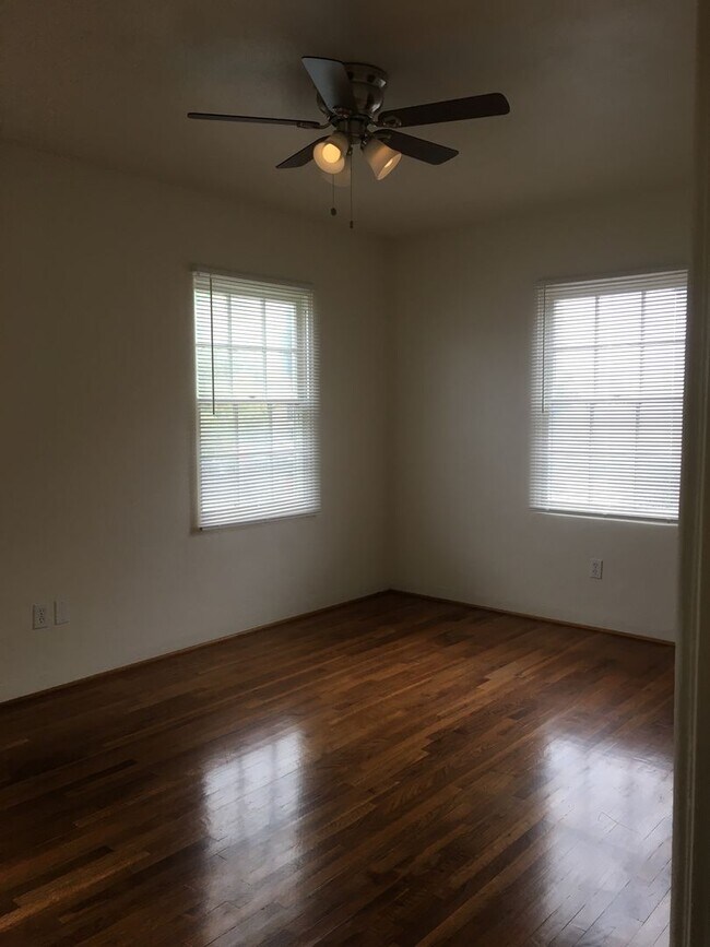 Building Photo - 4054