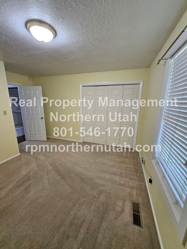 Building Photo - Stunning 5 Bedroom Home in Kaysville Now A...