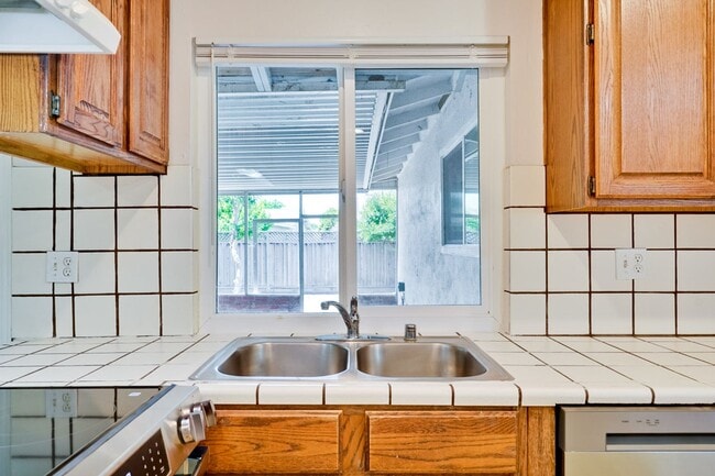 Building Photo - Spacious 3 Bedroom 2 Bath Home with 2 Car Garage and Central Air Conditioning
