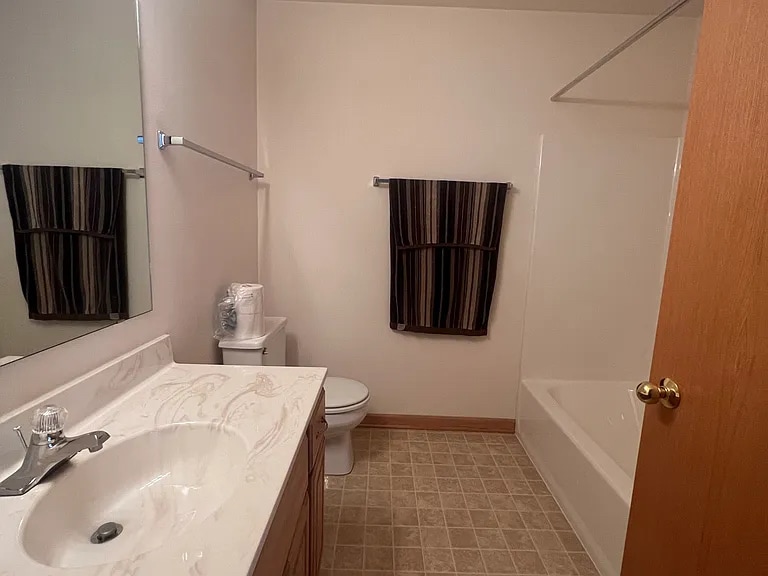 Guest Bathroom - 18475 Brookfield Lake Dr