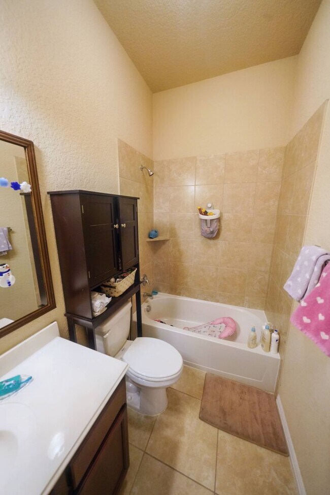 Building Photo - Executive-Style Home Now Available in Crossvine (Schertz) Realtor Commission: $750