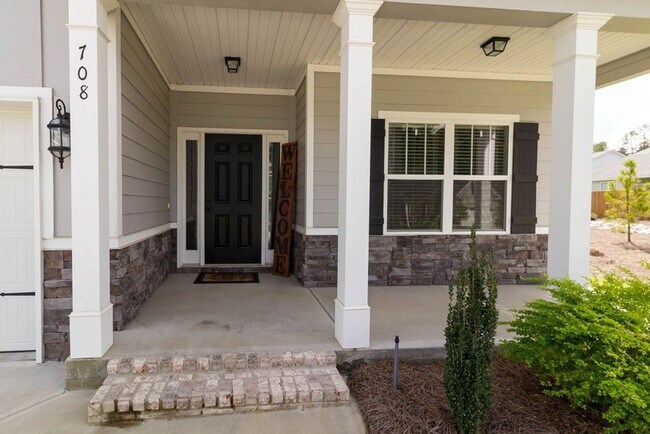 Building Photo - 708 Tree Top Trl