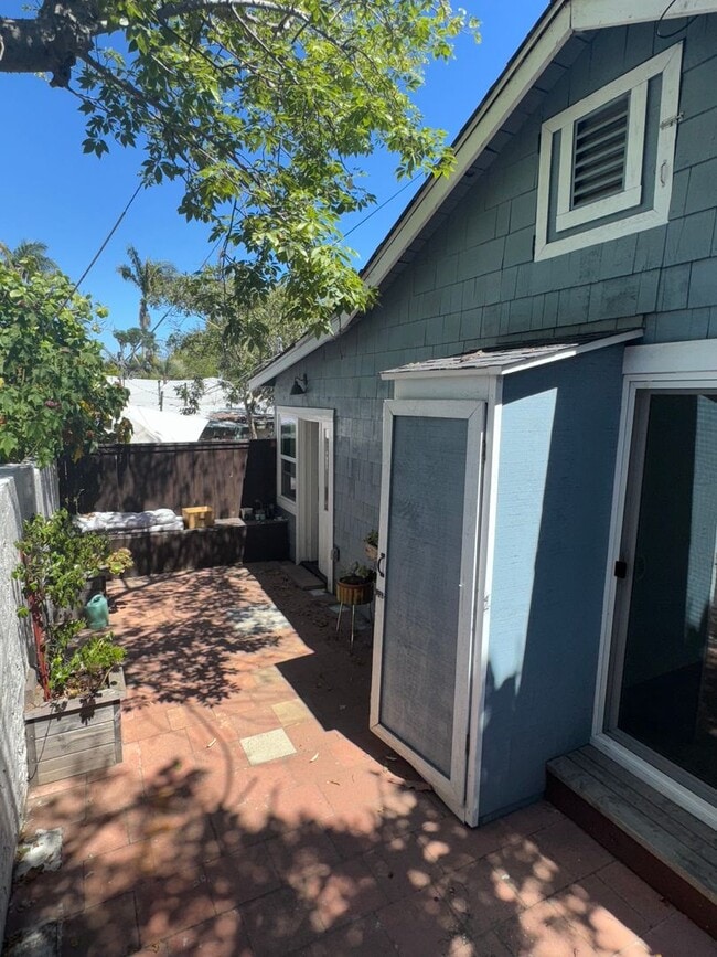 Building Photo - Charming 2-Bed, 1-Bath Apartment with Priv...