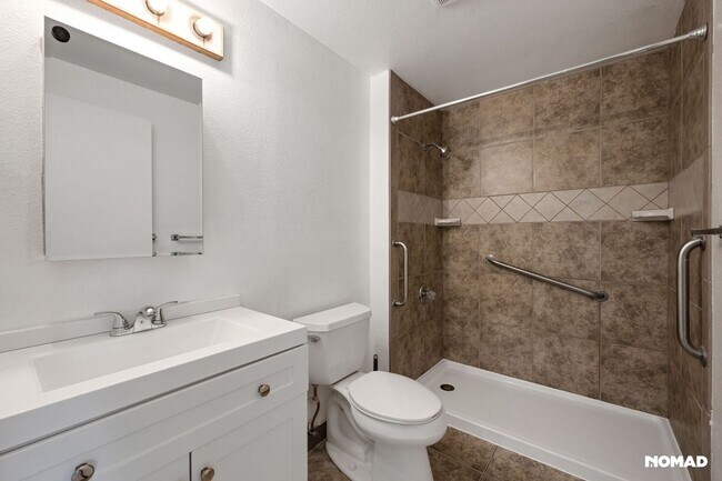 Building Photo - Newly Renovated 4BR Duplex in SW Loveland