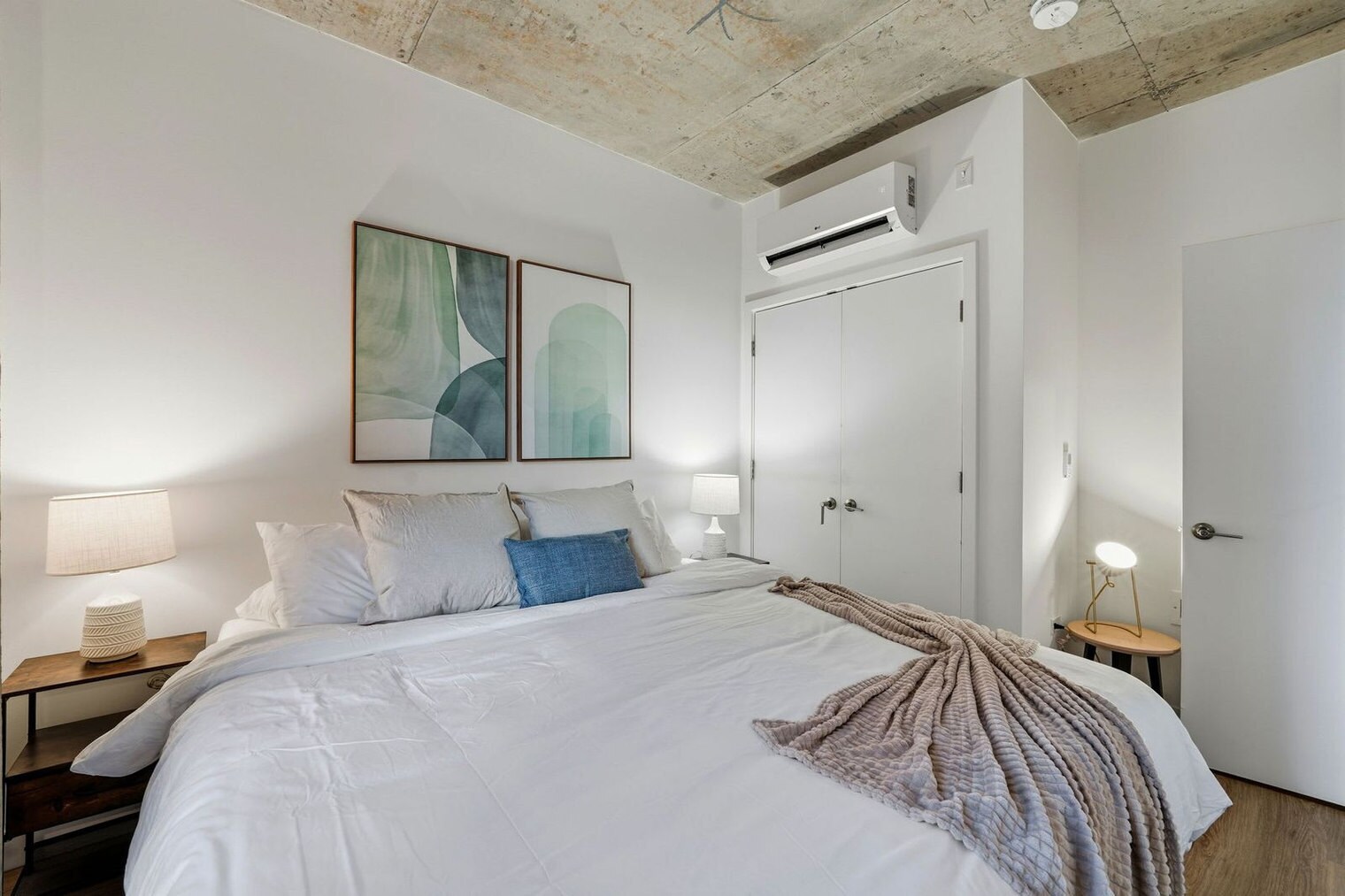 Building Photo - 853 W Blackhawk St