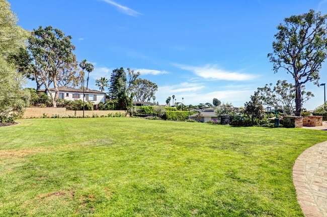 Building Photo - 4 S Vista De La Luna