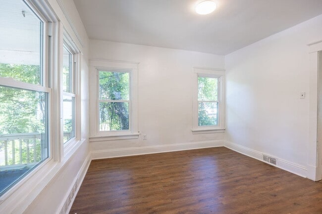 Building Photo - Renovated Large 4 Bedroom House in McKeesp...