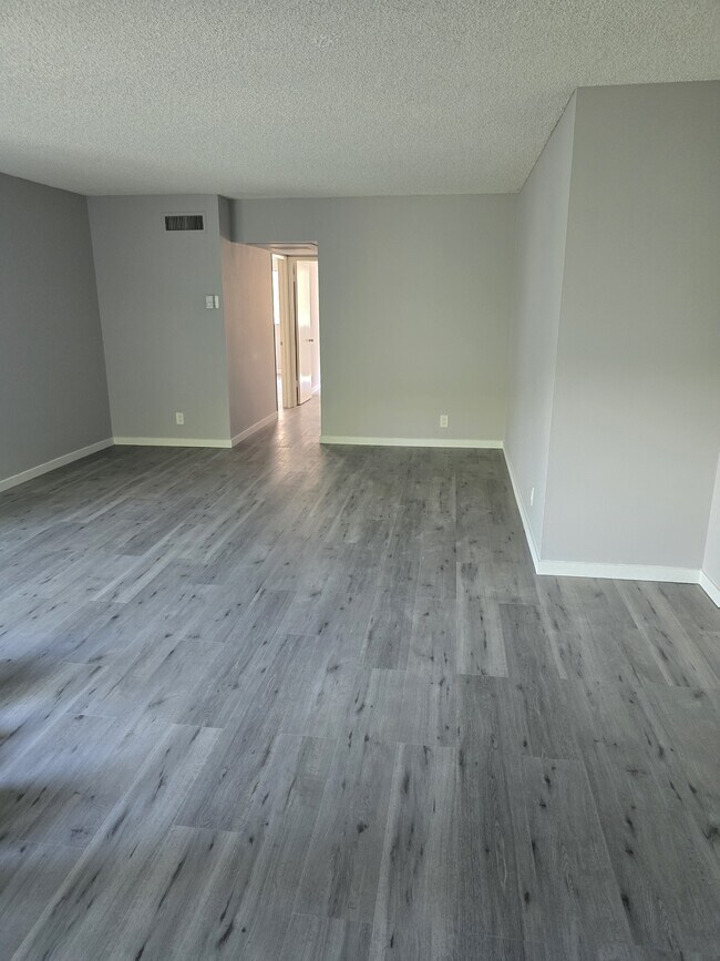 Building Photo - 5400 Newcastle Ave