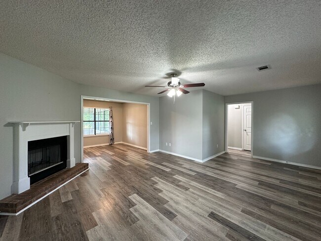 Building Photo - Cozy Elegance: Beautiful 2 Bed, 2.5 Bath H...