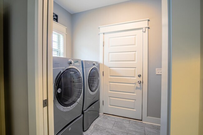 Building Photo - 5322 Honeybee Dr