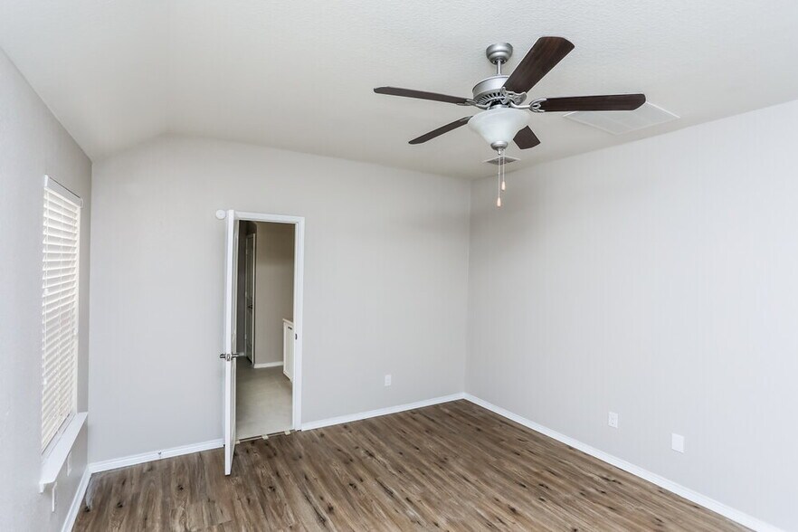Building Photo - 8473 Blue Violet Trl