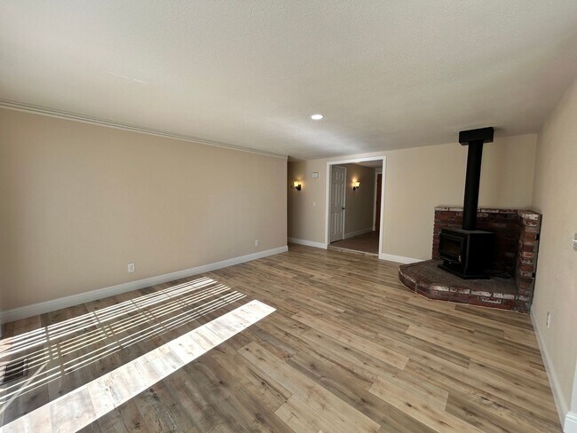 Building Photo - Newly Renovated 3 Bedroom, 2 Bath Home in ...