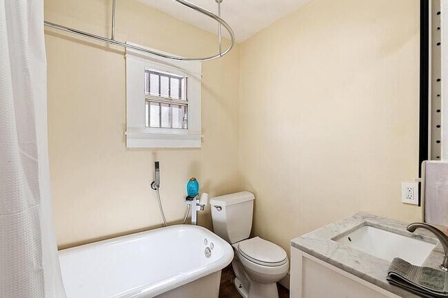 Building Photo - 1321 E 48th St