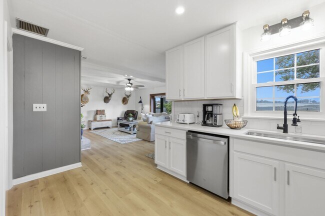 Building Photo - Stunning 4-Bedroom Waterfront Retreat with Modern Upgrades & Lake Living.