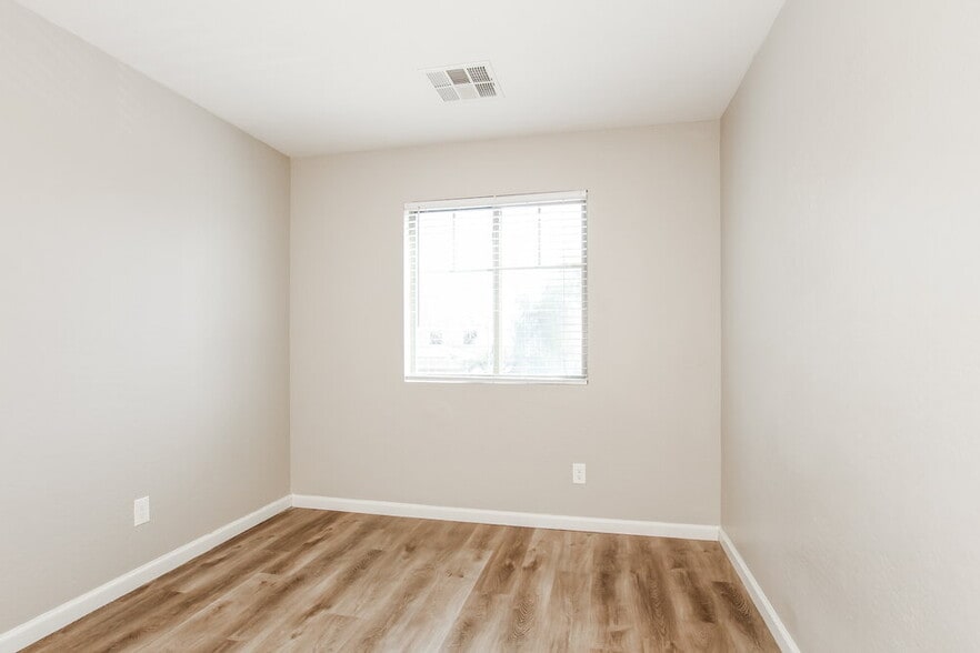 Building Photo - 6736 W Desert Ln