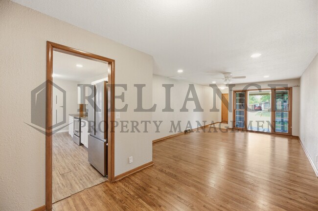 Building Photo - 841 N Country Acres Ave