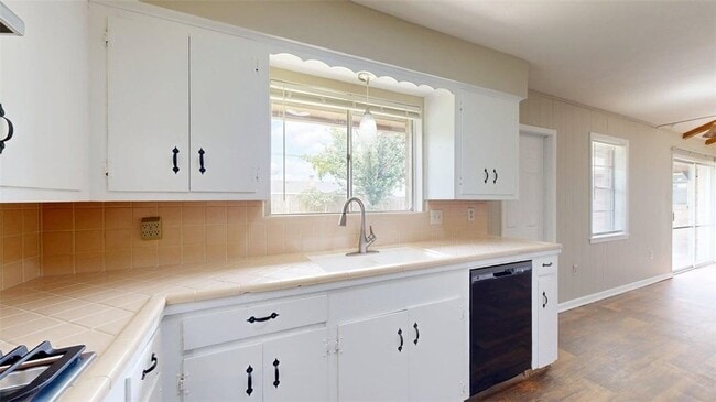 Building Photo - 302 Laurel St