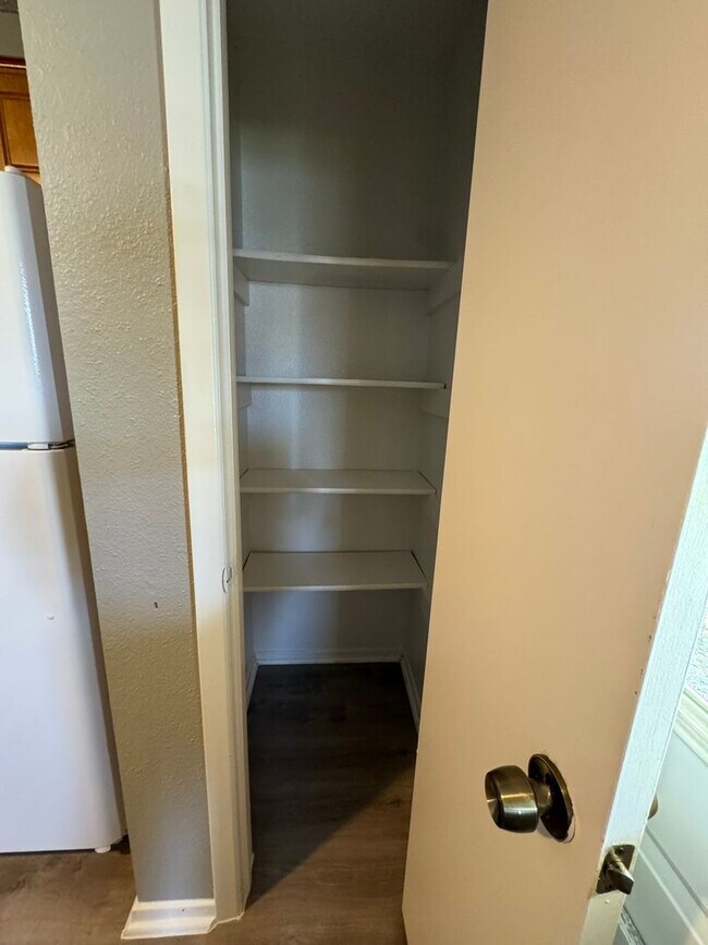 Building Photo - 3 bedroom 2 bath Refreshed