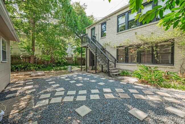 Building Photo - 2345 Wroxton Rd