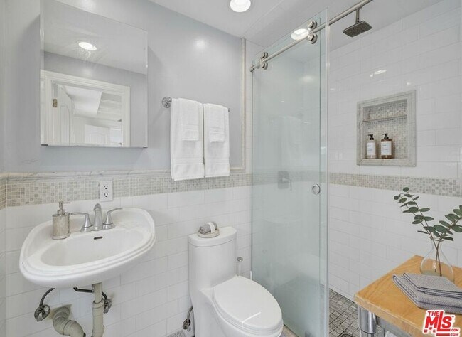 Building Photo - 743 N Orange Dr