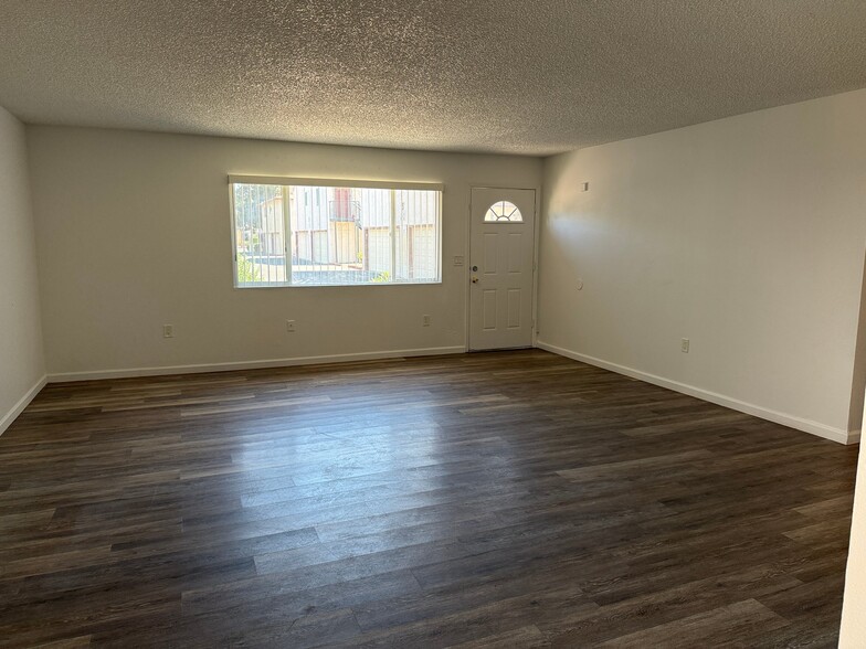 Building Photo - 860 E Brown Rd