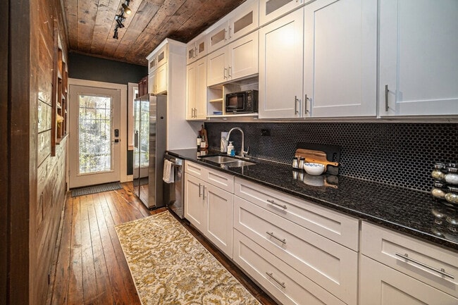 Building Photo - 309 King William St