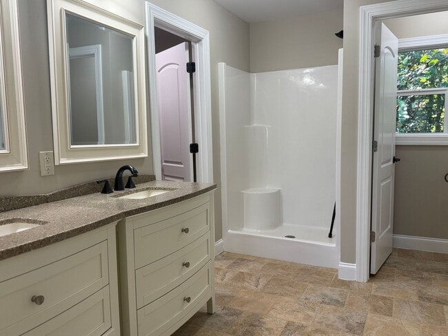 Building Photo - Amazingly Spacious Residence, Available Now!